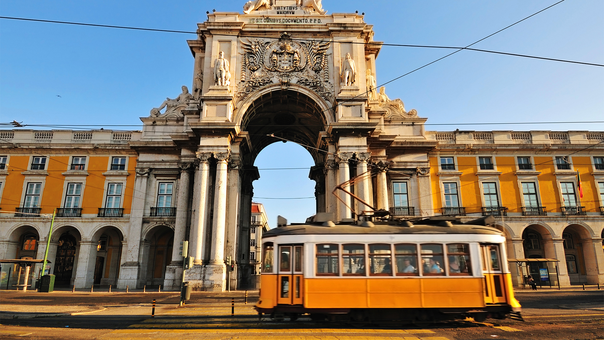 lisbon-portugal-yellow-train-arco-da-rua-augusta-swiper-hero-image