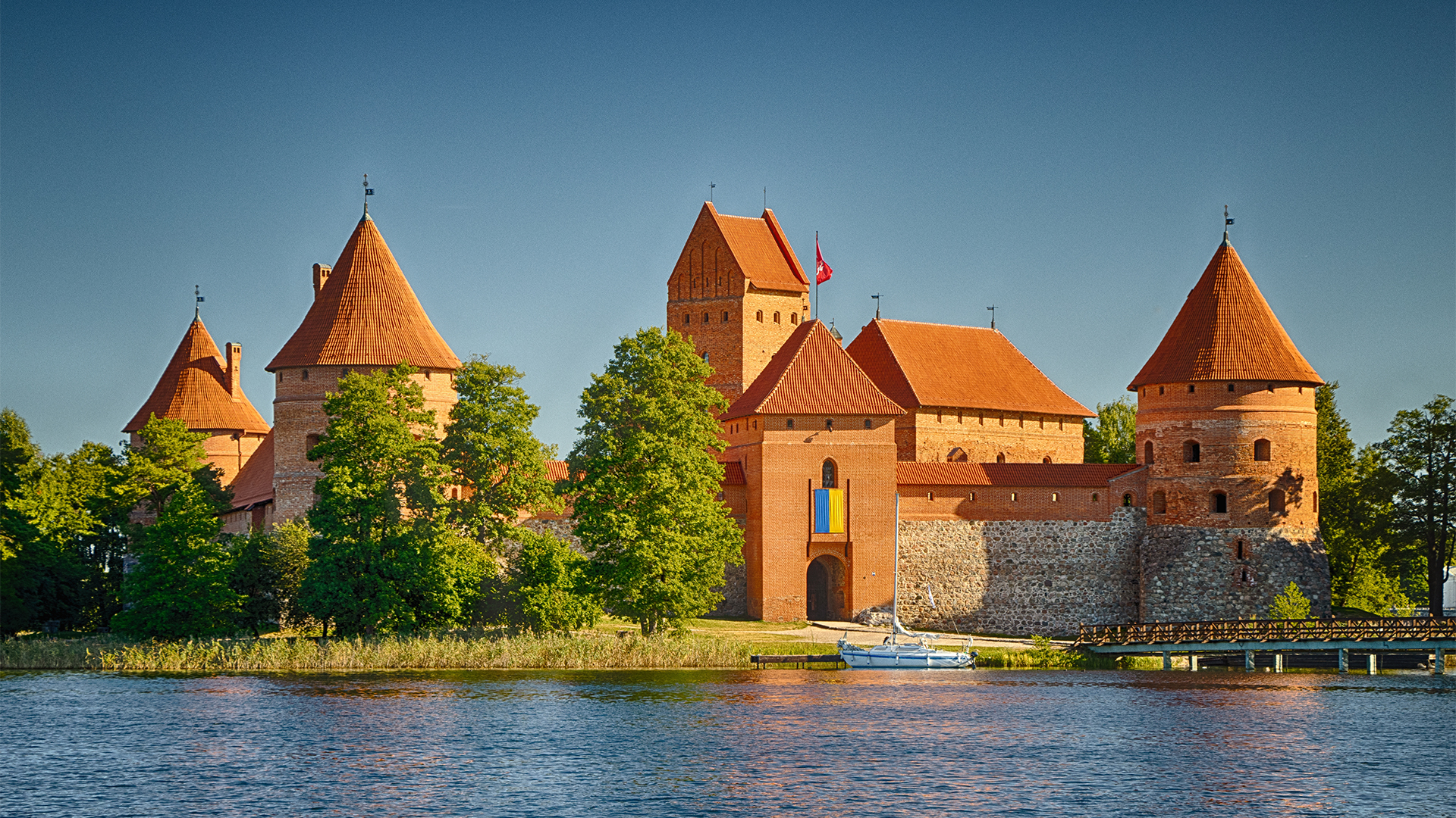 Trakai-Lithuanua-Island-Castle-swiper-hero-gallery