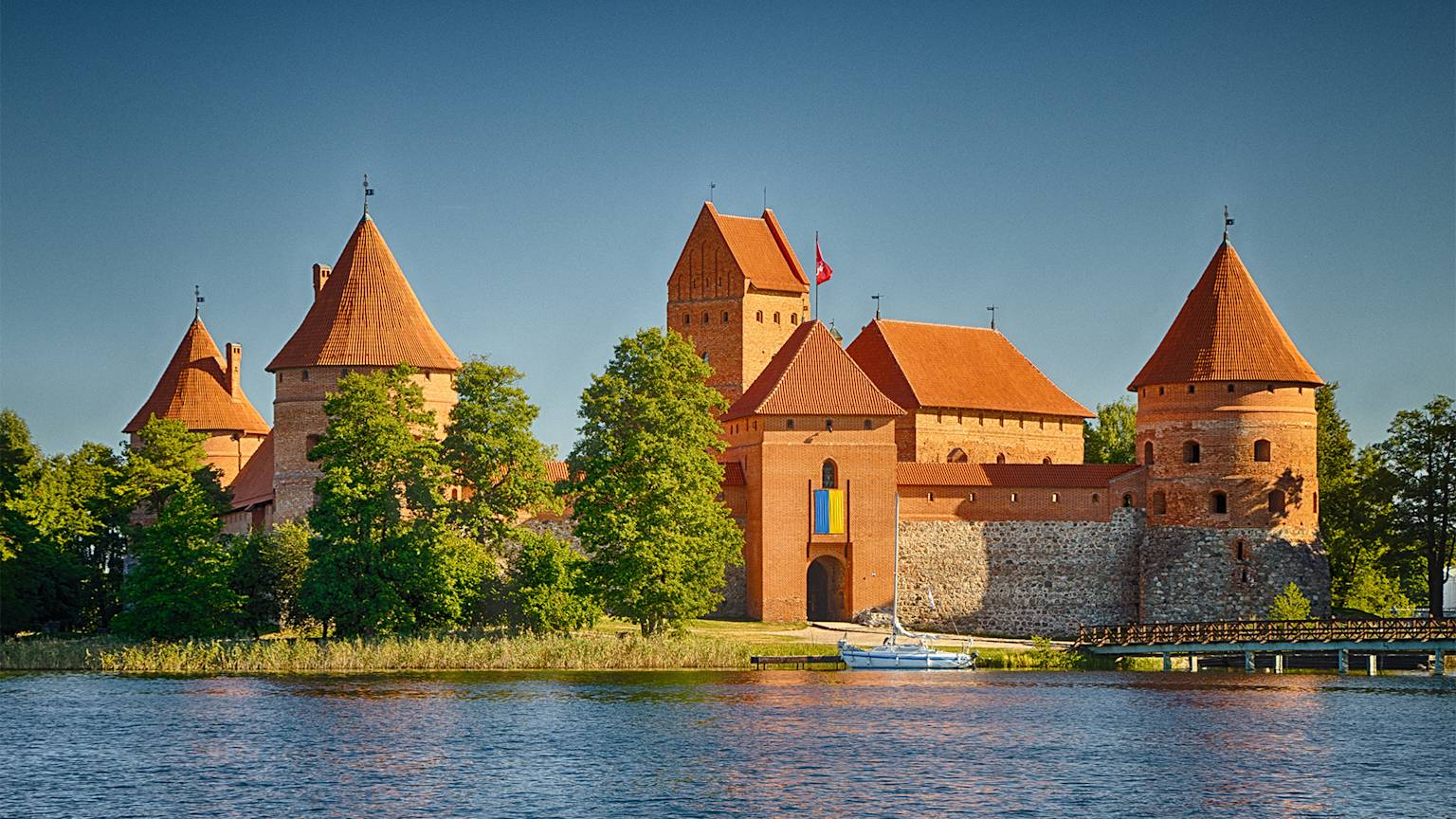 Trakai-Lithuanua-Island-Castle-swiper-hero-gallery