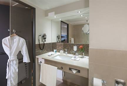 dorint-airport-hotel-zurich-bathroom