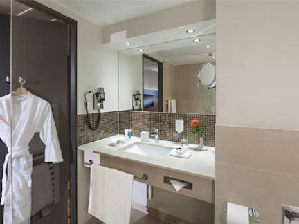 dorint-airport-hotel-zurich-bathroom