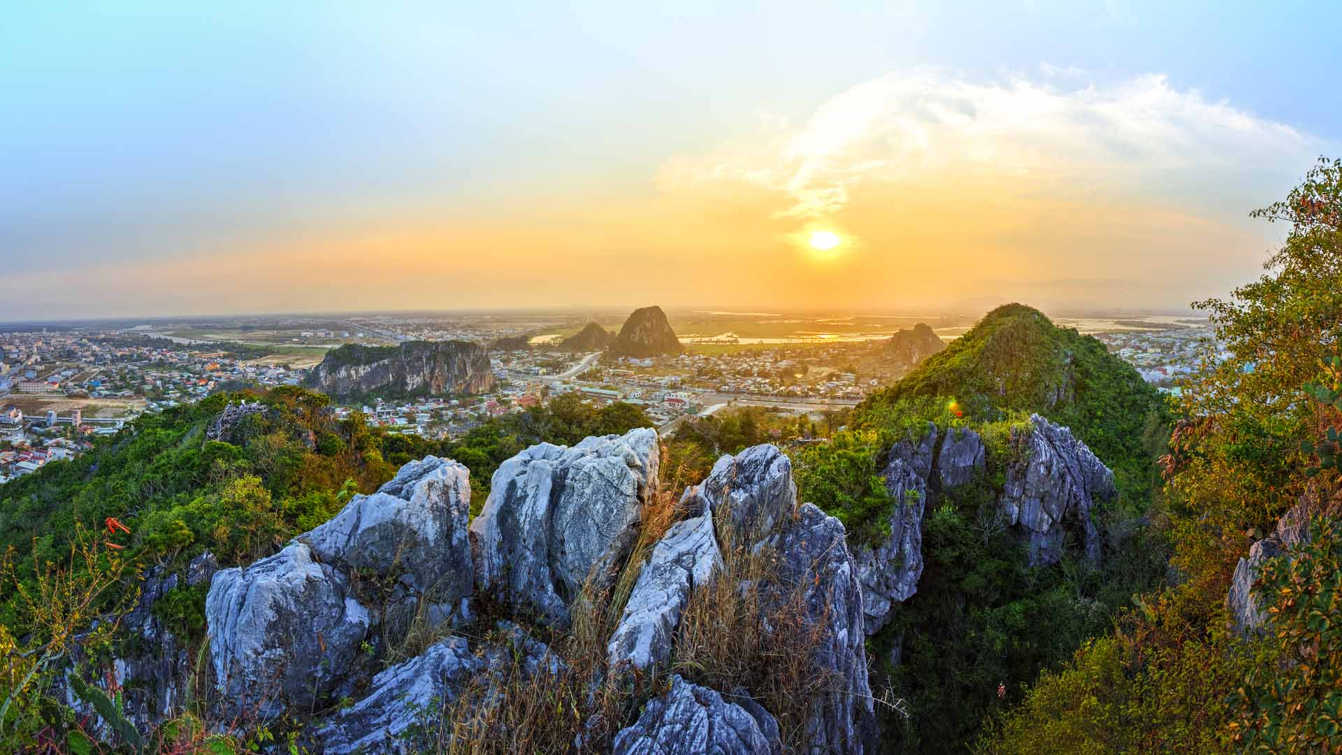 Hui-Son-and-Kim-Son-mountains-Marble-mountains-Vietnam