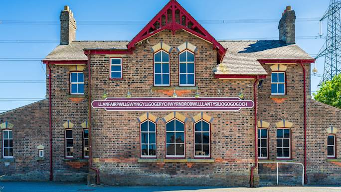 see-llanfair­pwllgwyngyll­gogery­chwyrn­drobwll­llan­tysilio­gogo­goch-experience