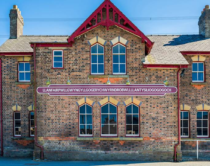 see-llanfairpwllgwyngyllgogerychwyrndrobwllllantysiliogogogoch-experience