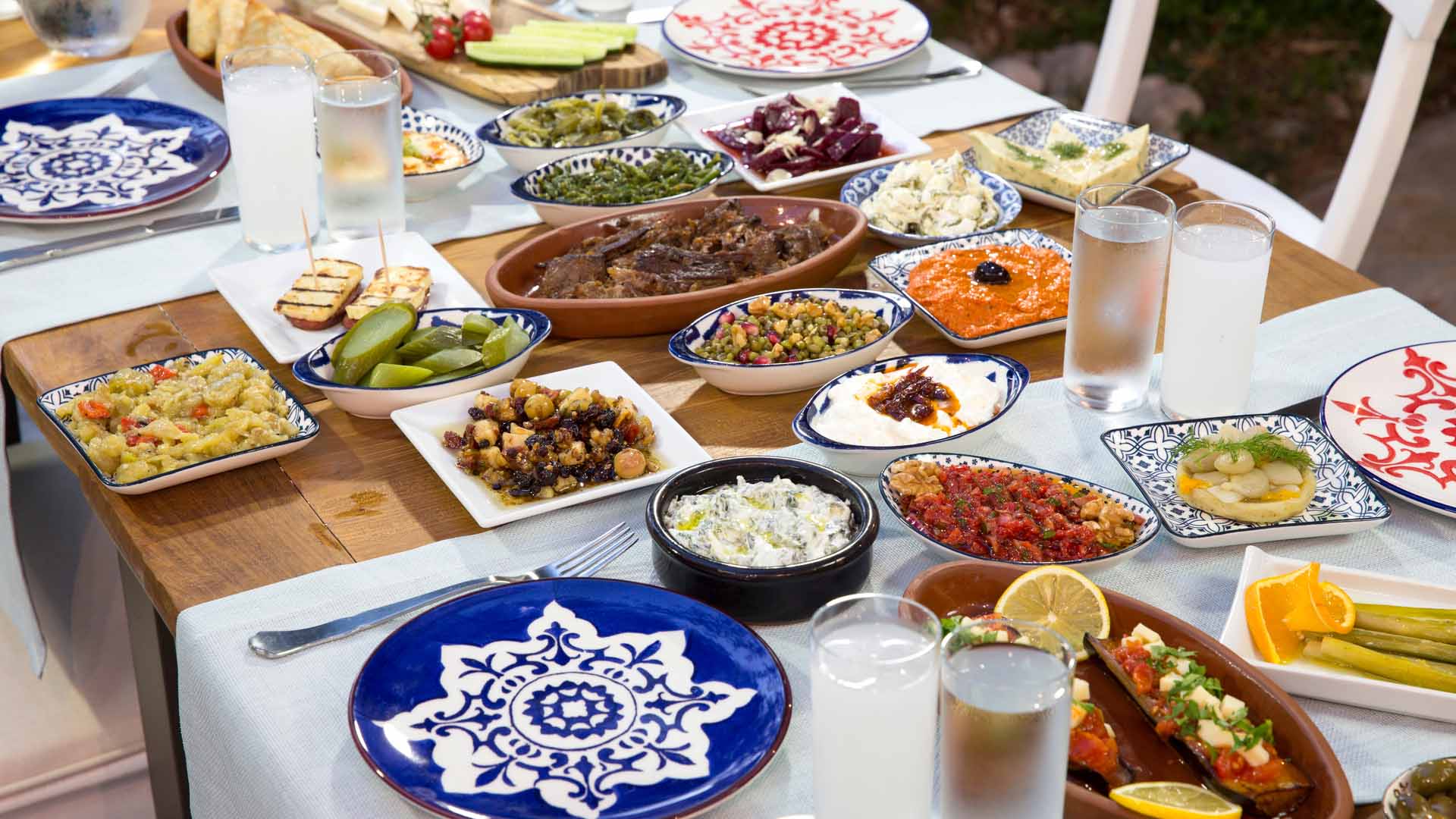 Greek-tapas-traditional-greek-dancing