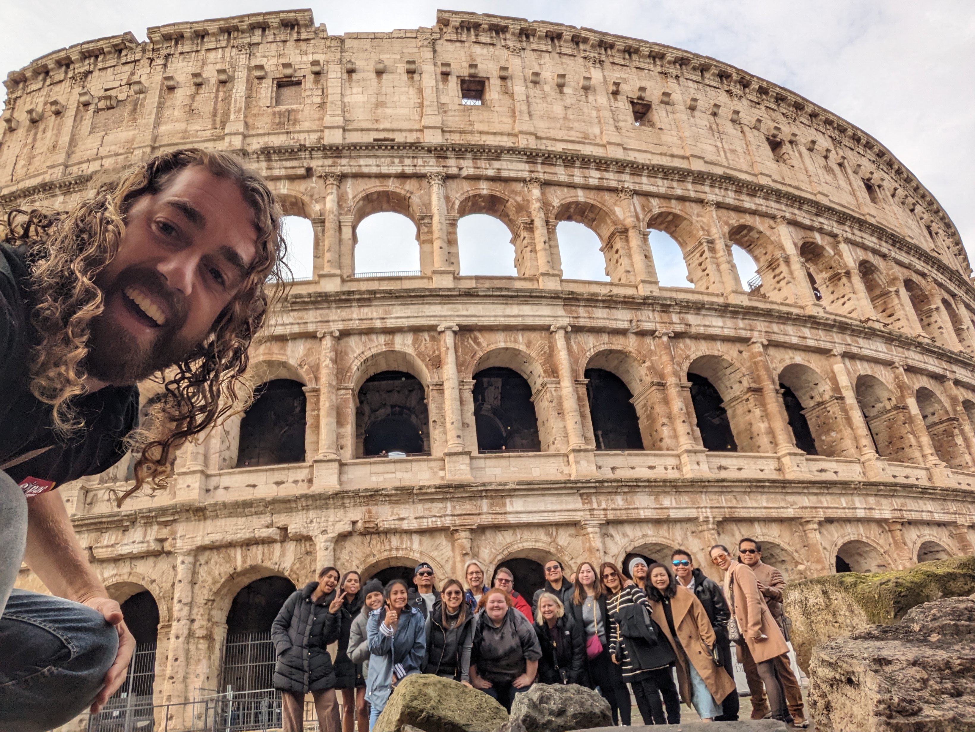 italy-rome-colosseum-winter-festive-christmas-group-instagram-_tourguideluke_