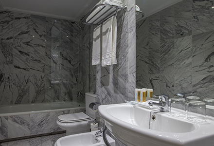 hotel-porcel-torre-garden-bathroom