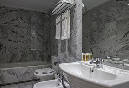 hotel-porcel-torre-garden-bathroom
