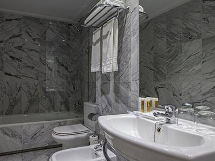 hotel-porcel-torre-garden-bathroom