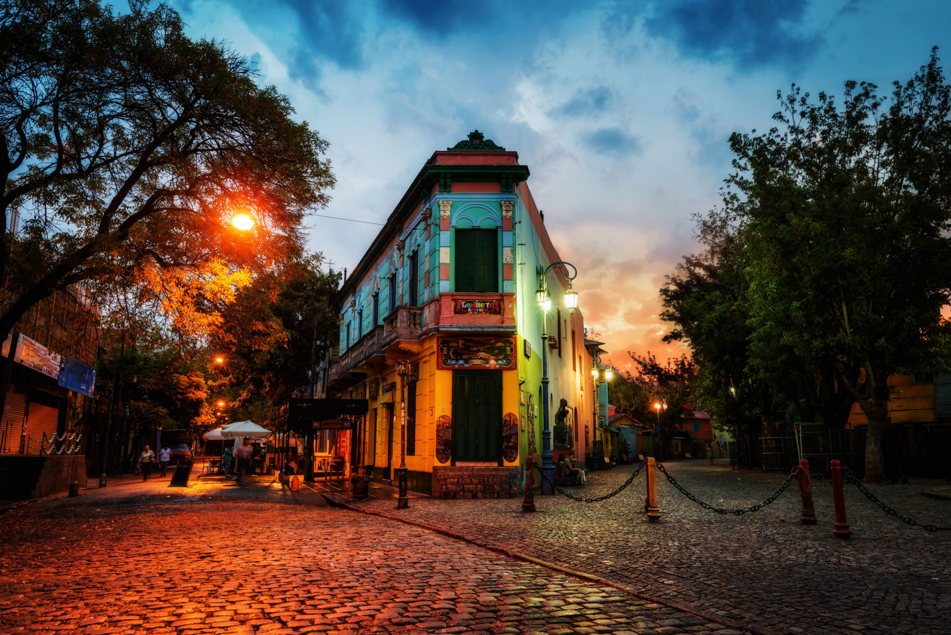 south-america-guided-group-tours-buenos-aires-night-argentina