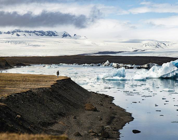 see-icebergs-floating-on-jökulsárlón-glacier-lagoon-included-experience