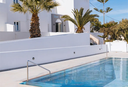 nikos-hotel-santorini-pool-area