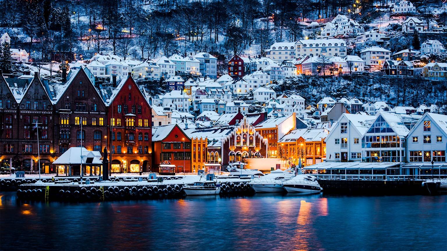 bergen-norway-historical-buildings-christmas-time-swiper-hero-gallery