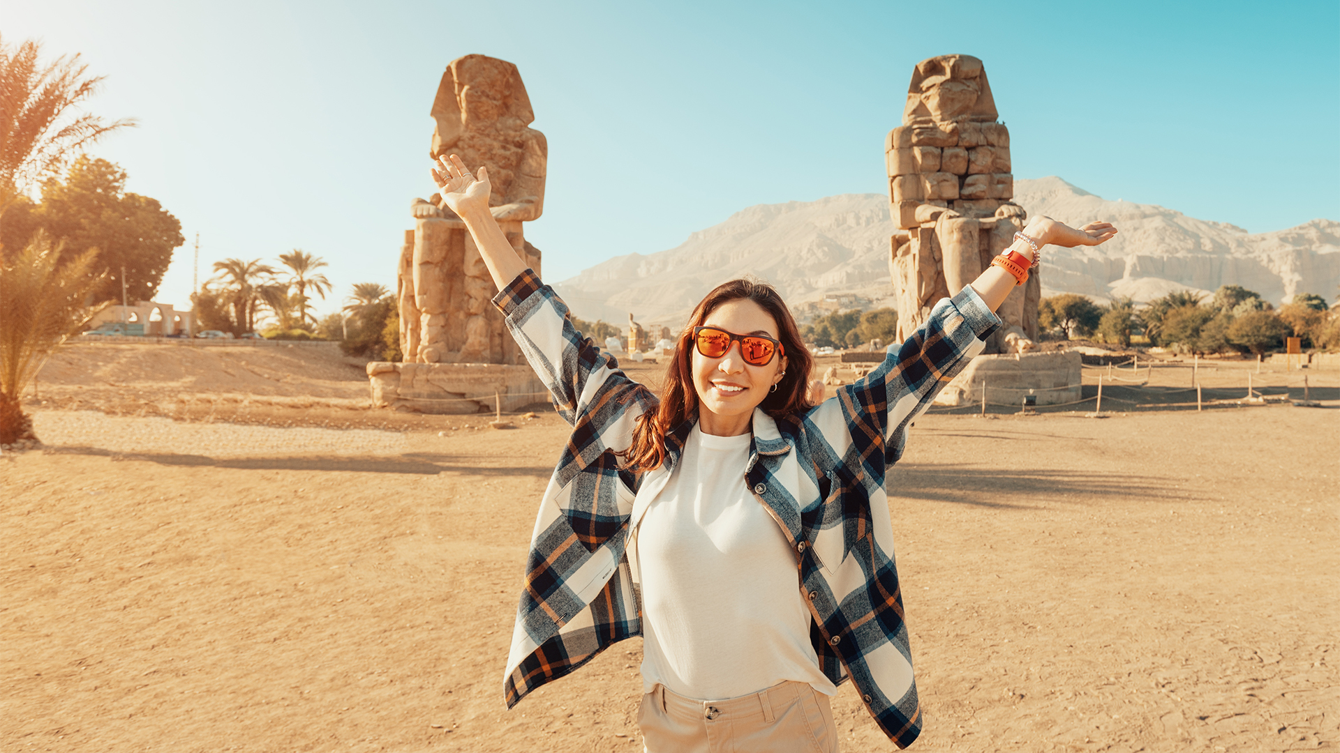 tourist-colossi-of-memnon-luxor-egypt-swiper-hero-gallery