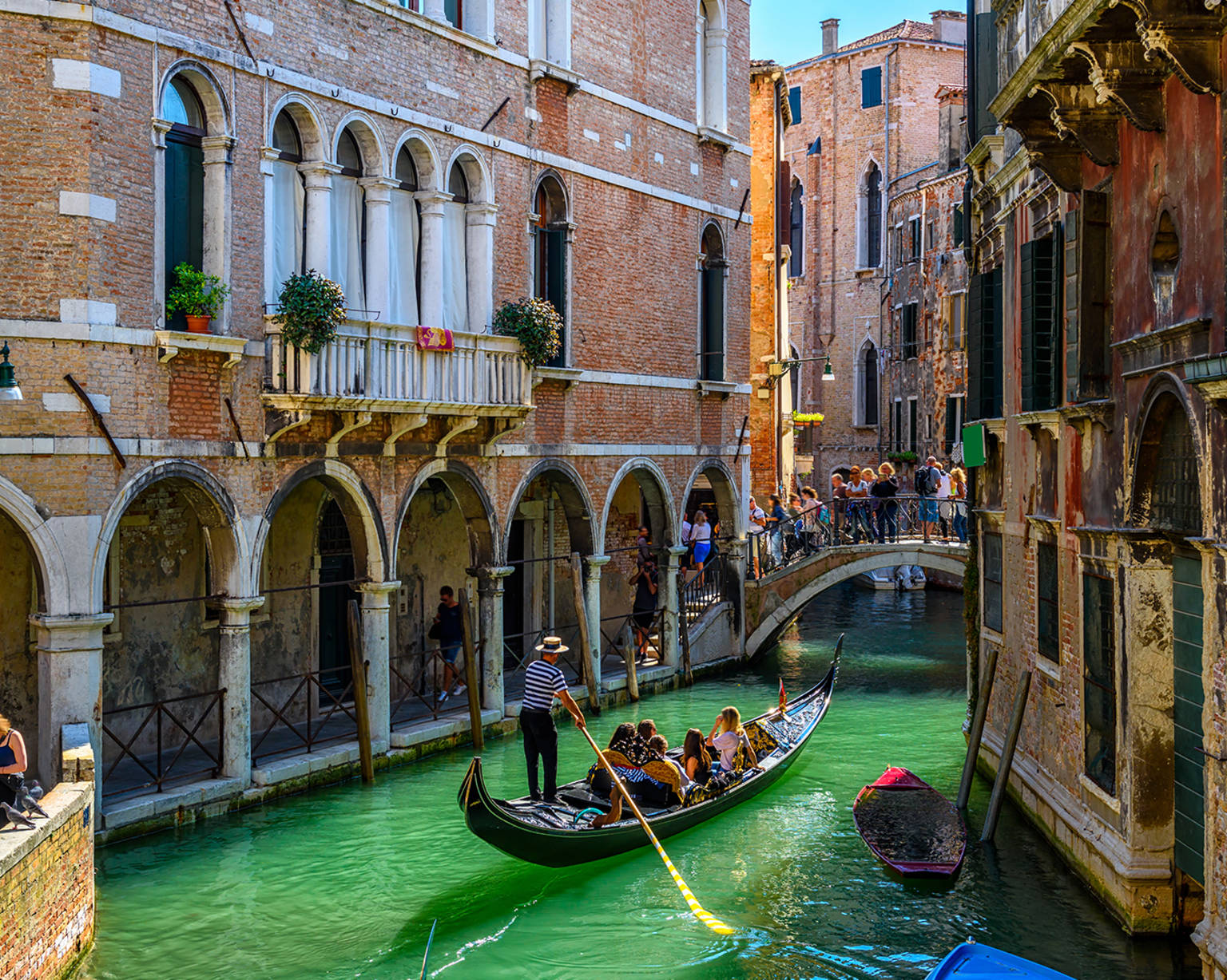 Venice-Italy-canal-with-gondola-swiper-hero-gallery