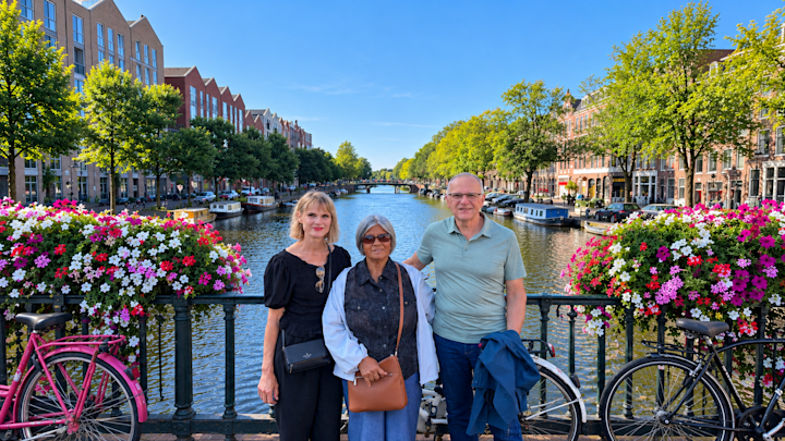 netherlands-amsterdam-canal-bridge-swiper-hero-gallery