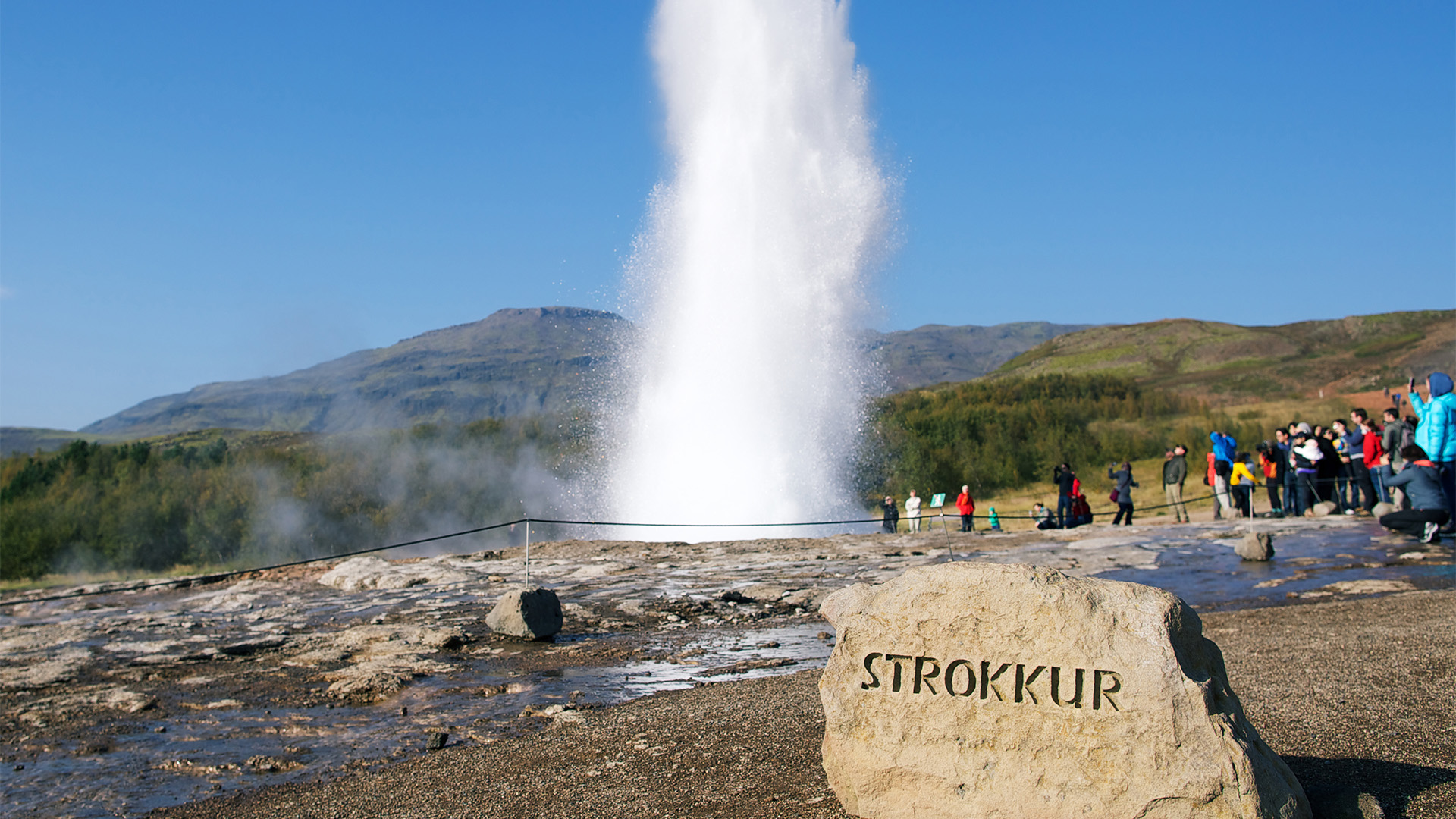 geyser-strokkur-eruption-iceland