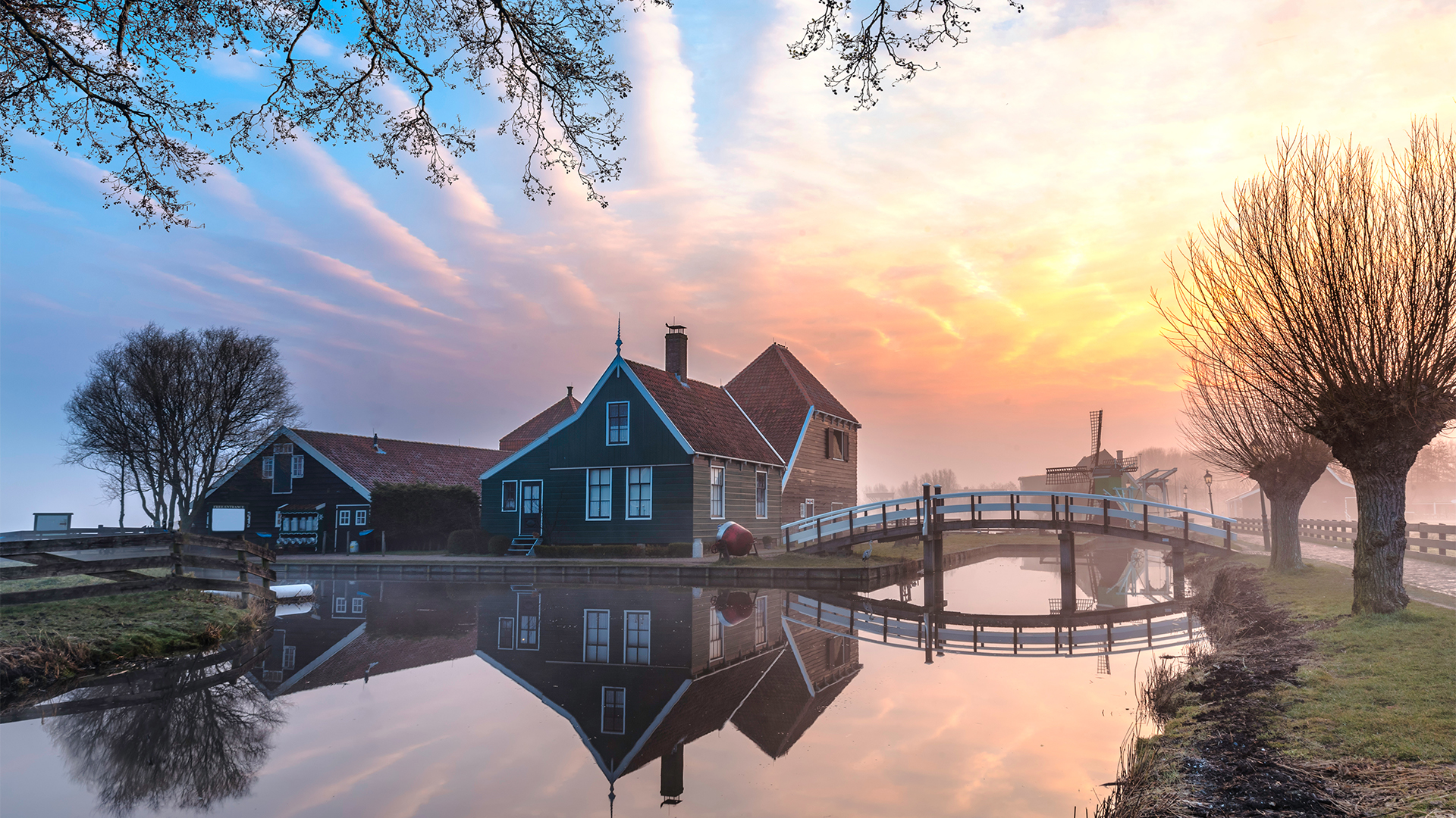 Zaanse-Schans-netherlands-windmill-swiper-hero-gallery