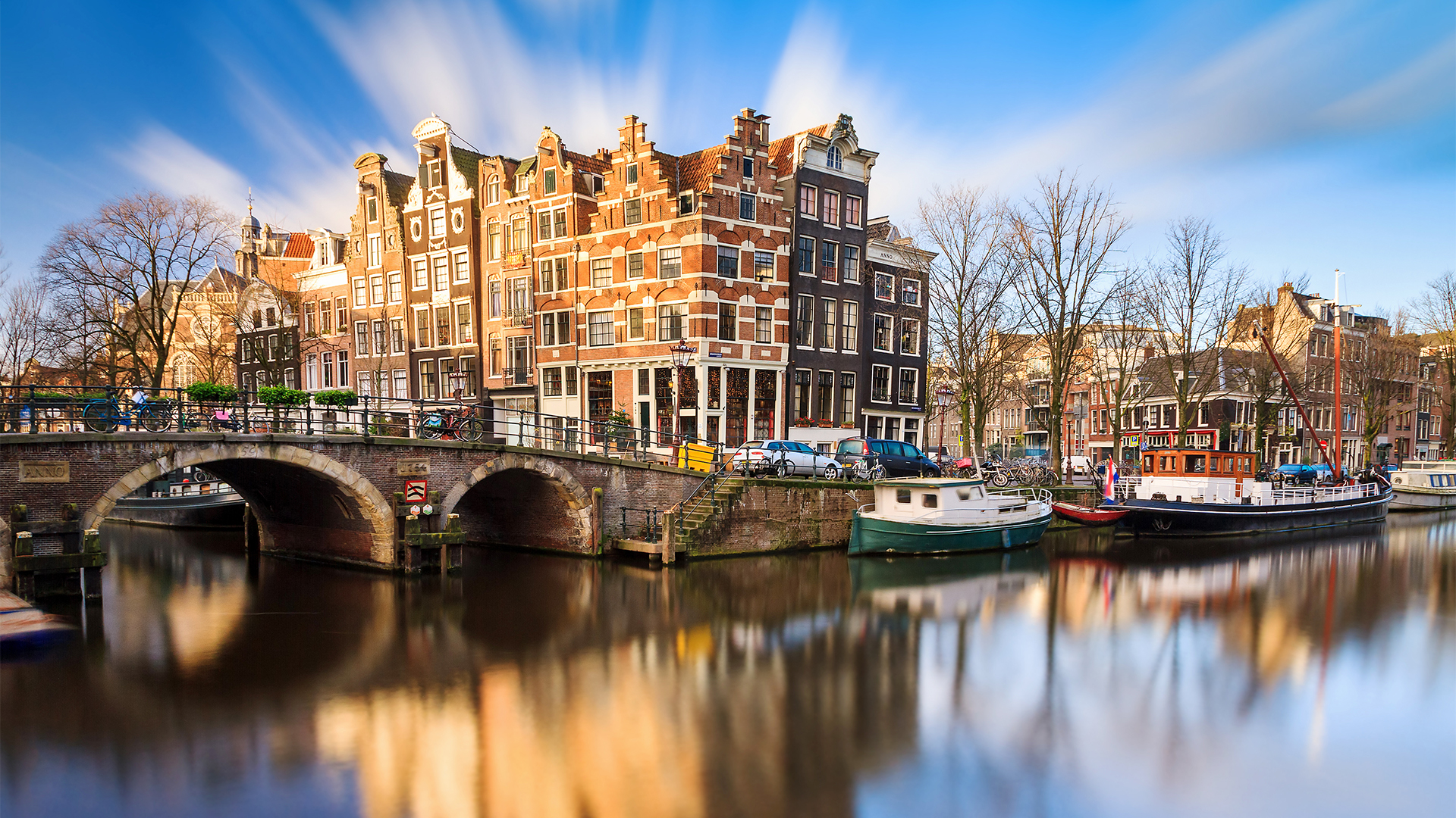 Amsterdam-Canals-winter-boat-swiper-hero-gallery