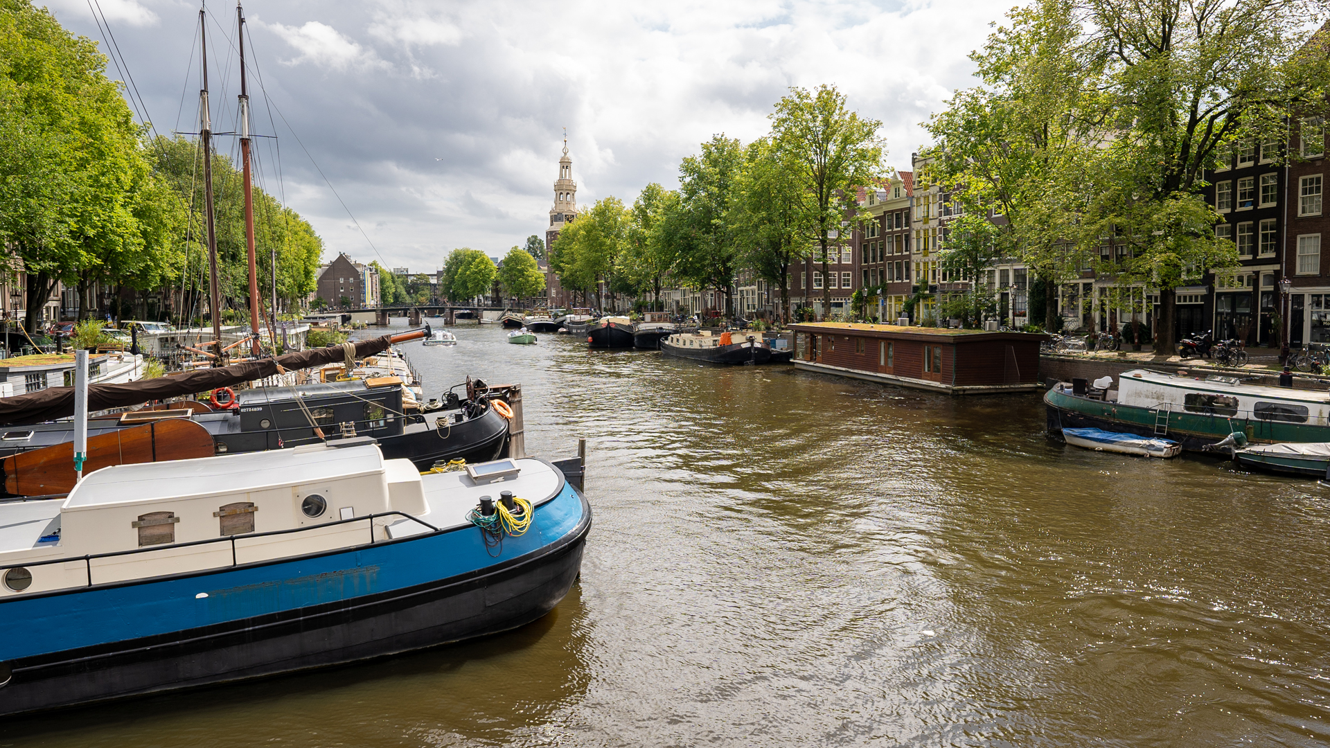 Amsterdam-canal-view-boats