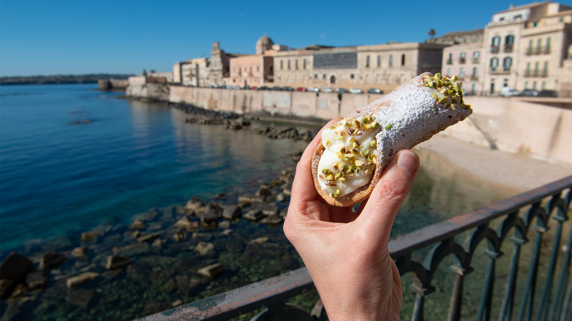 cannoli-pastry-syracuse-italy-swiper-hero-gallery