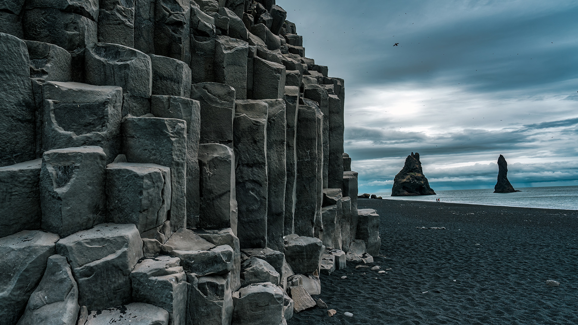 reynisfjara-black-sand-beach-iceland-swiper-hero-gallery