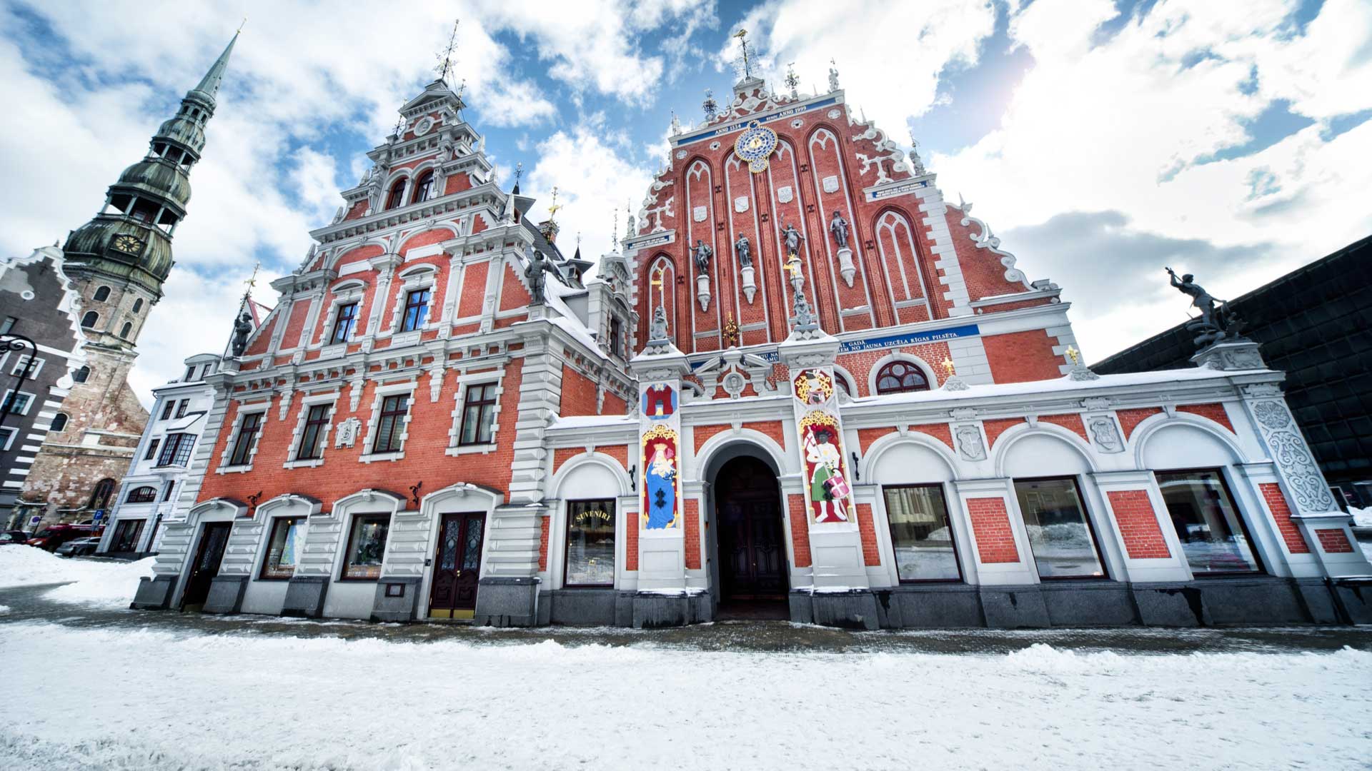 house-of-blackheads-st-peters-church-old-town-riga