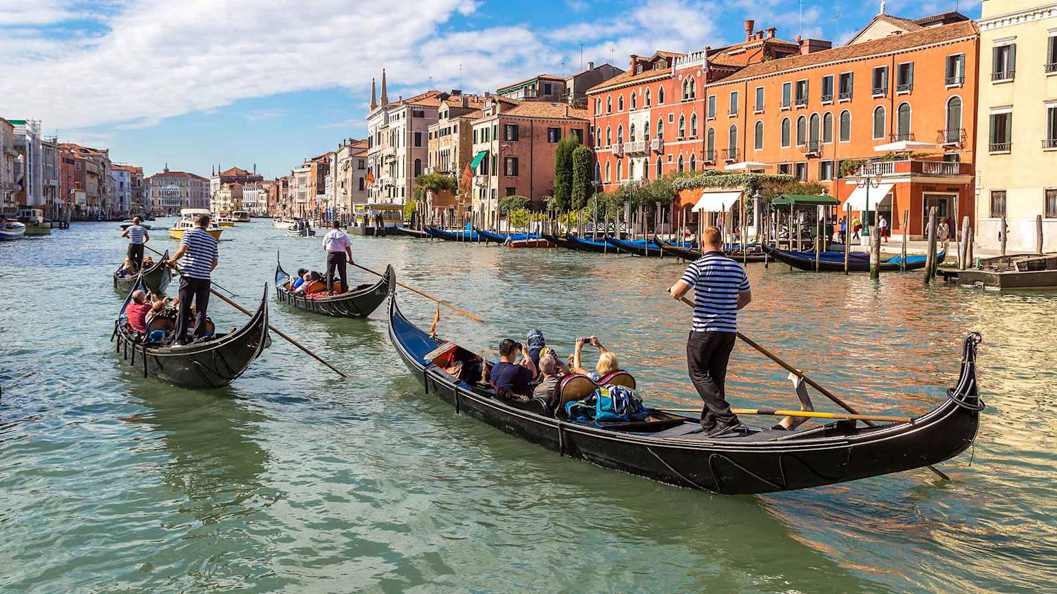 venice-gondolas-rialto-bridge-summer-vacation-italy-tours