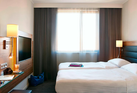 moxy-berlin-ostbahnhof-room