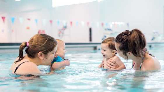 Spetteren in het Veenweidebad bij Mama Lokaal Mijdrecht