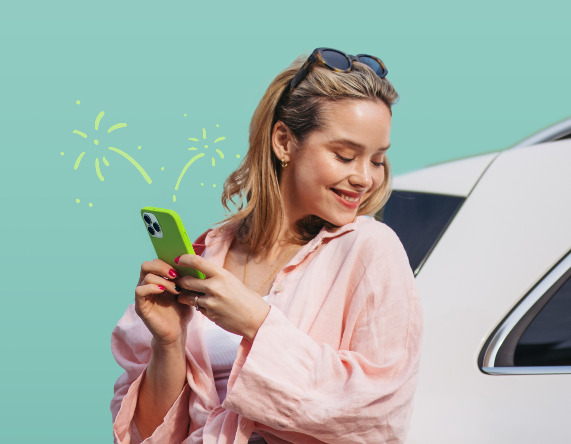 HR Photo Blonde woman w phone 1140x888px