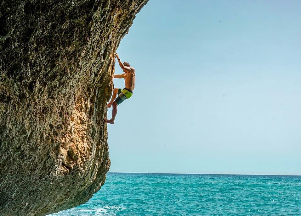 Deep water solo Sardegna. Psicobloc Sardinia. Climber