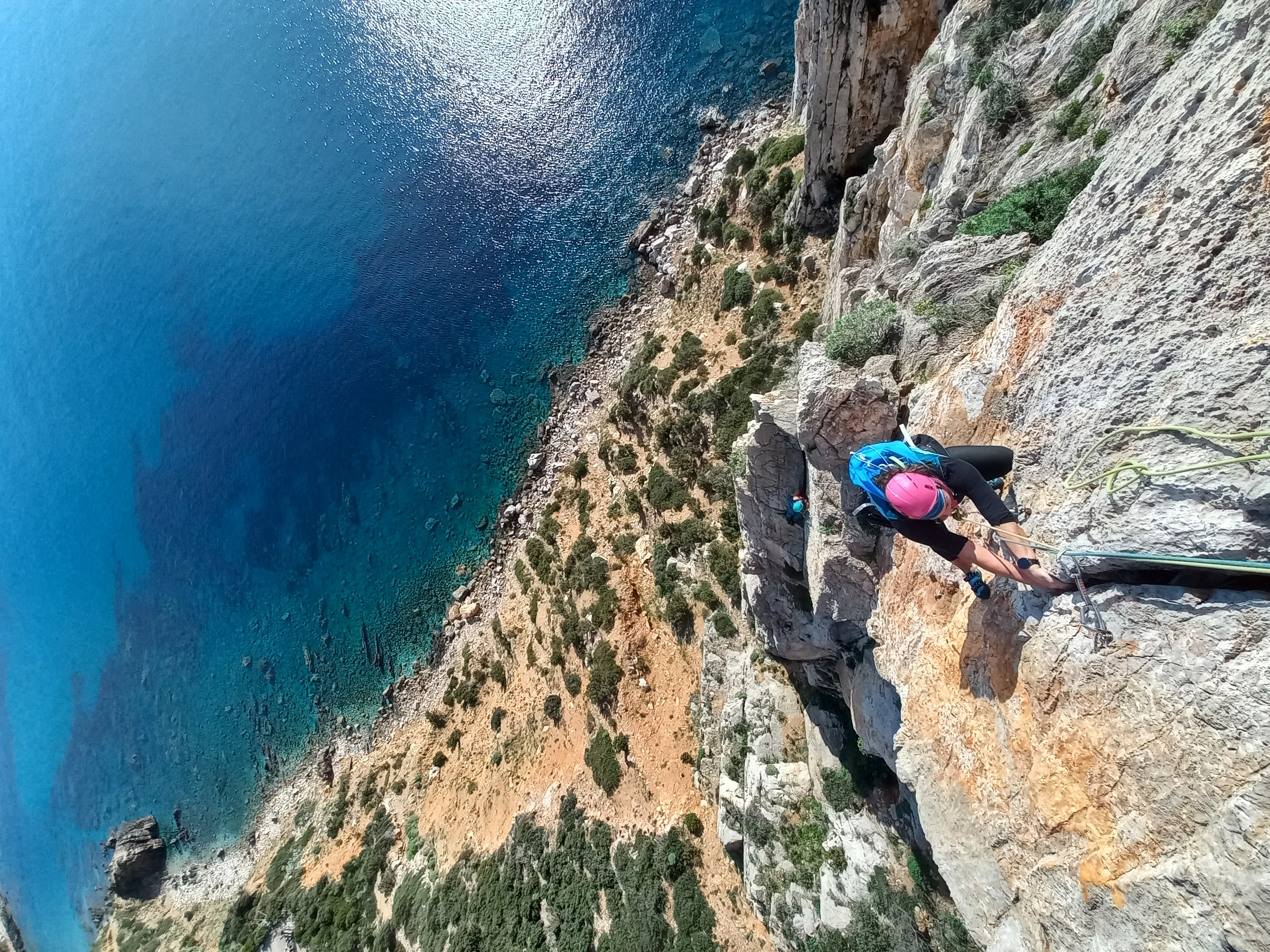 Terzo tiro della via lunga d'arrampicata Italia Liberata, Masua, Sardegna. Third pitch of the multi-pitch climbing route Italia Liberata, Masua, Sardinia.
