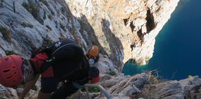 A picco sul mare durante la ferrata di Pan di Zucchero. Over the sea climbing Pan di Zucchero via ferrata.