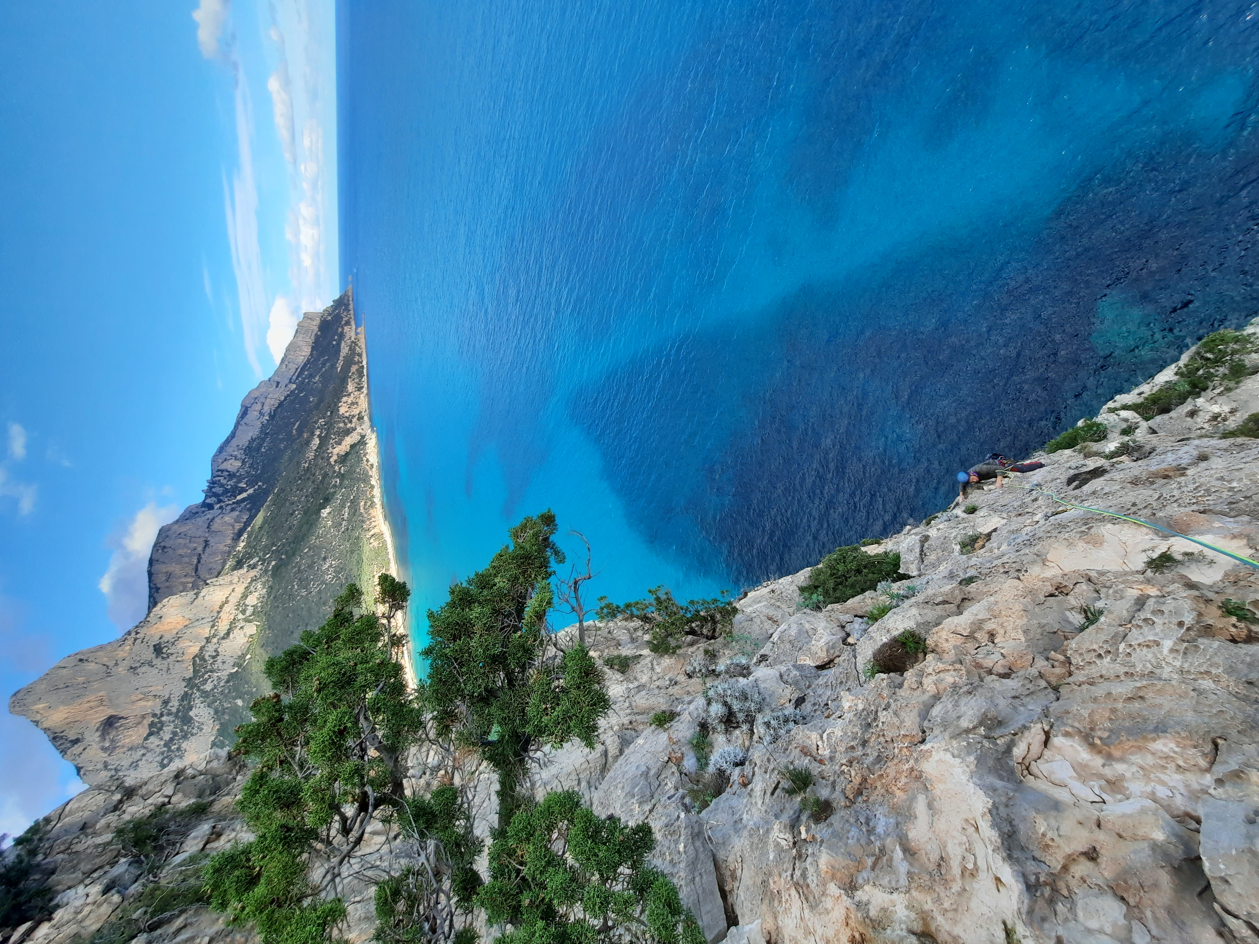 Vista da Pedra Longa sulle grandi pareti della costa di Baunei. View from Pedra Longa over the towering cliffs of the Baunei coast.