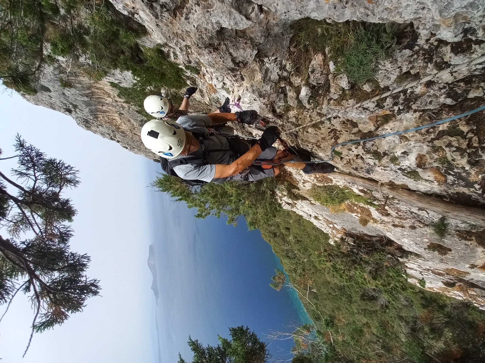 Uno dei traversi sulla Ferrata degli Angeli. One of the traverses on the Ferrata degli Angeli.