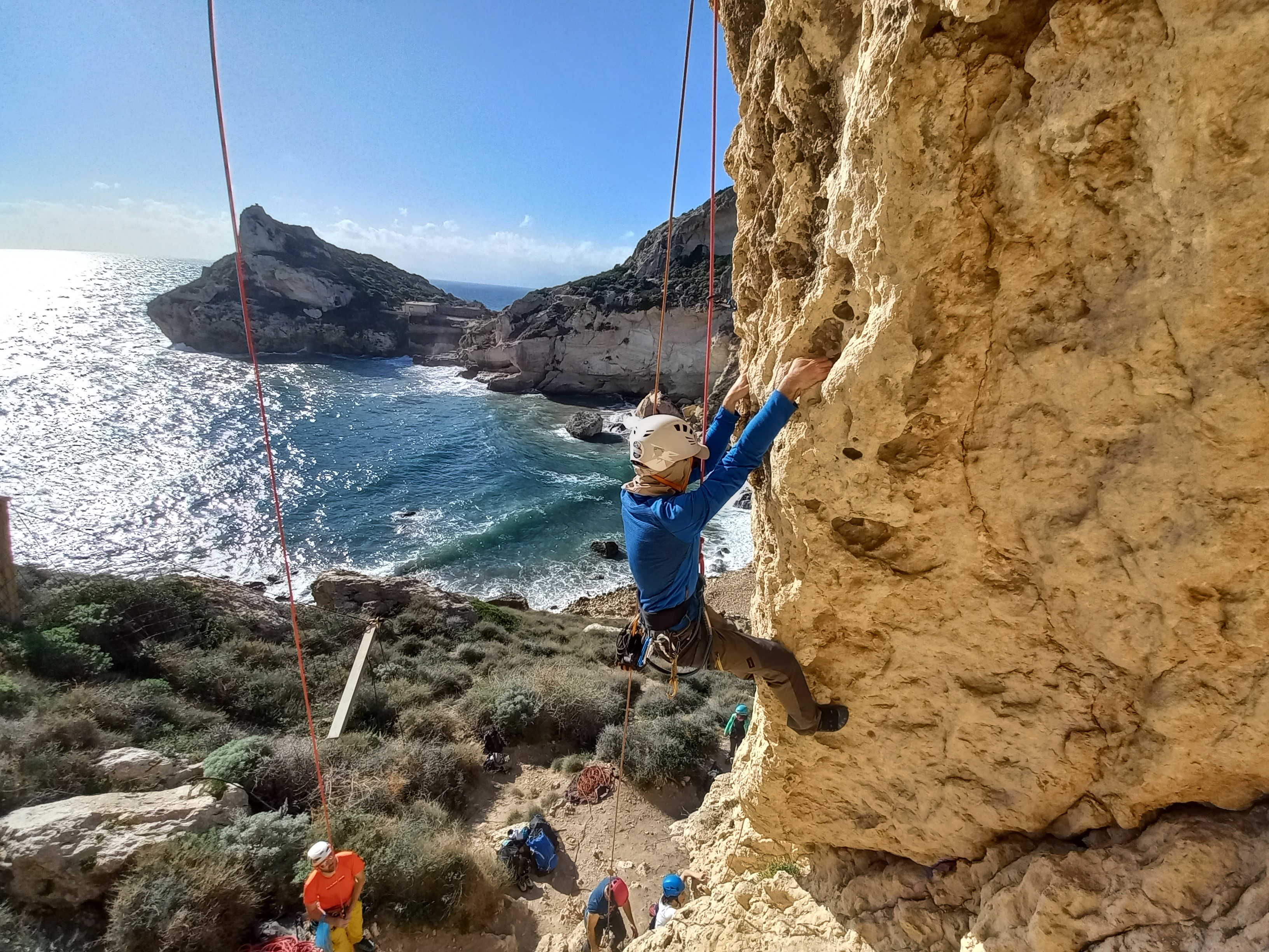 arrampicata in Sardegna. Falesie con roccia perfetta. Climbing in Sardinia, with amazing rock
