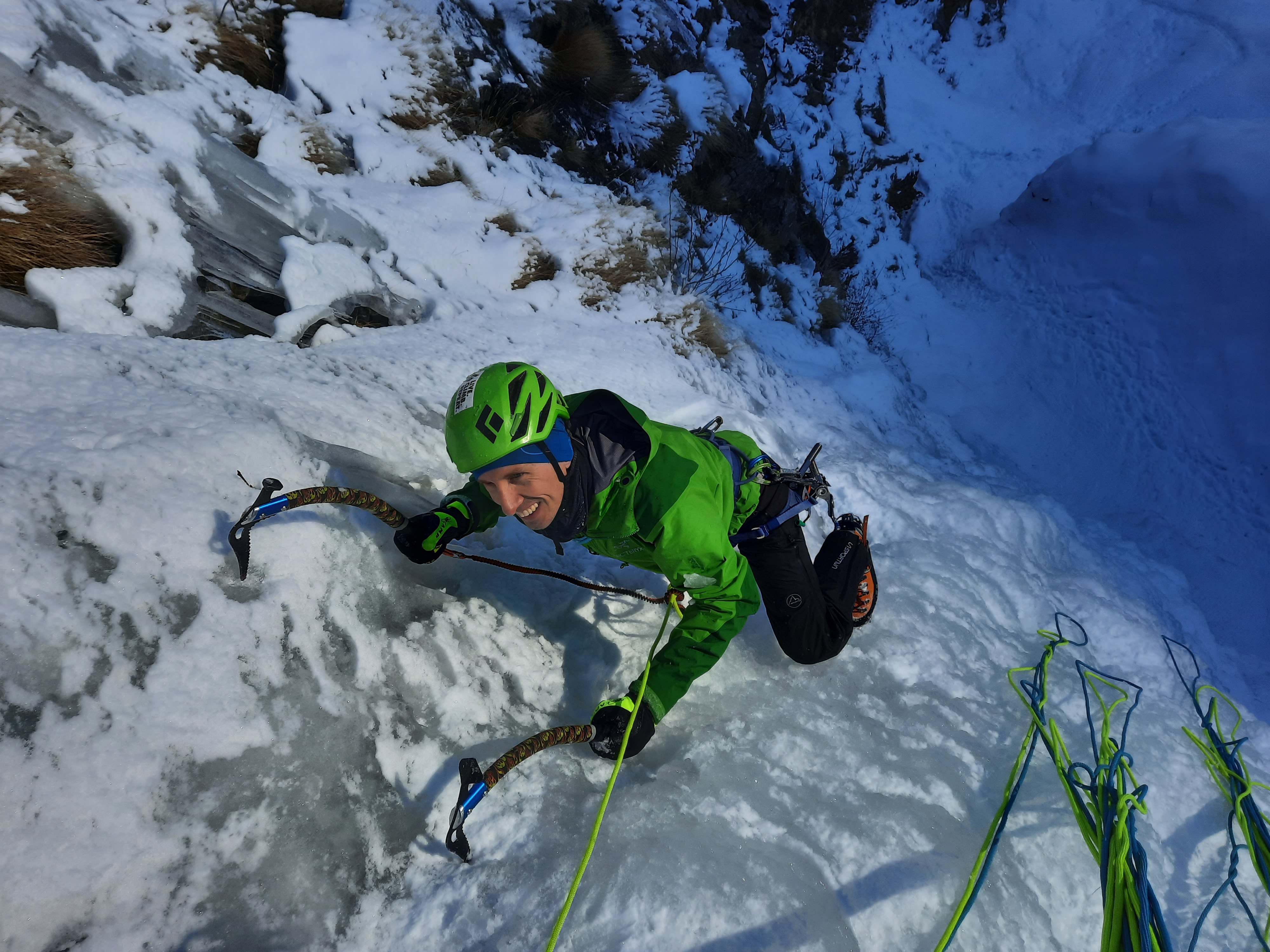 Lavoro di Guida Alpina su Cascate di Ghiaccio. Guiding on Ice fall
