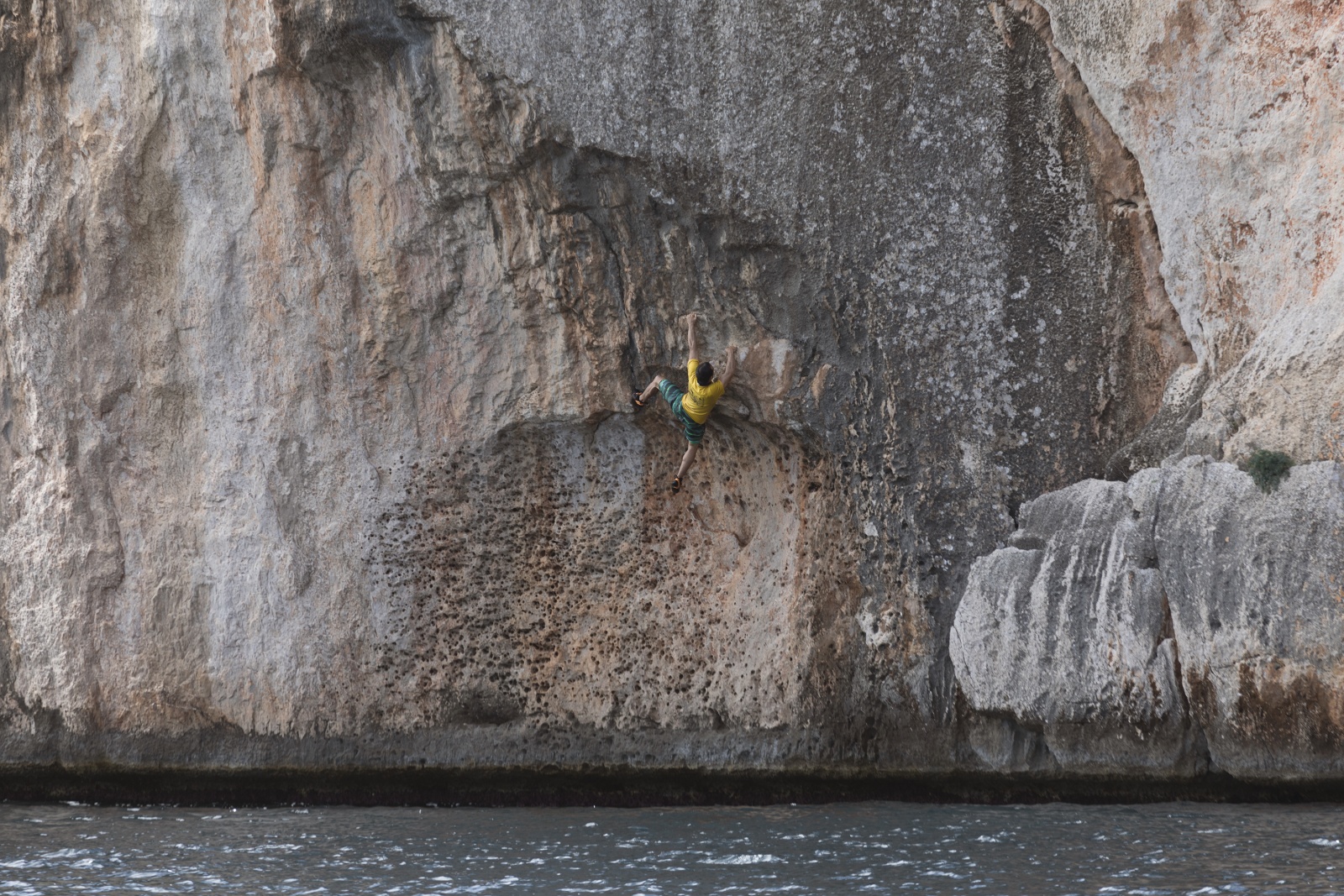 Deep water solo in Sardegna. Psicobloc Sardinia. Alghero