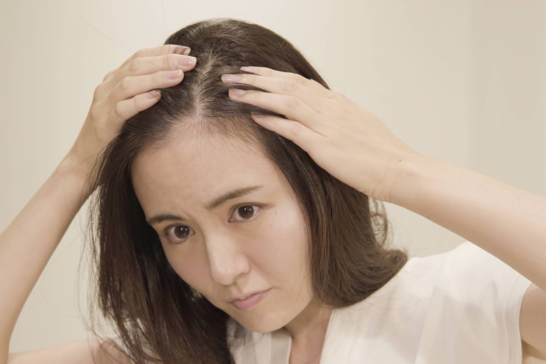 The dry scalp you experience in autumn could be due to the strong UV radiation you were exposed to during the summer. Just like skin, it’s not good to leave the dry scalp untreated. In order to maintain beautiful hair throughout the coming dry season, you should first check the condition of your own scalp