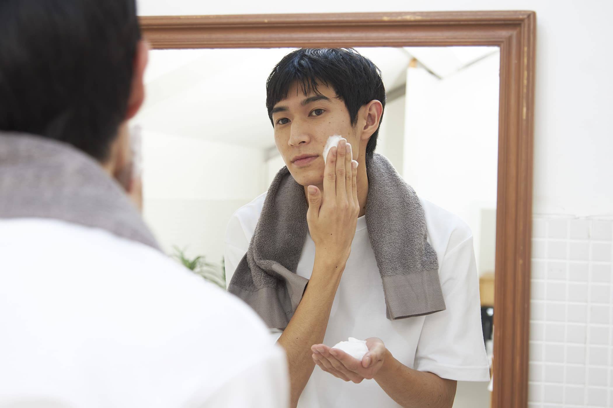 Cleanliness comes from smooth skin and hair. Controlling sebum is the key to a man's summer success.