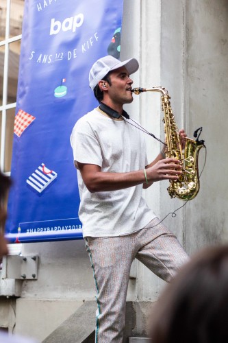 un joueur de saxophone