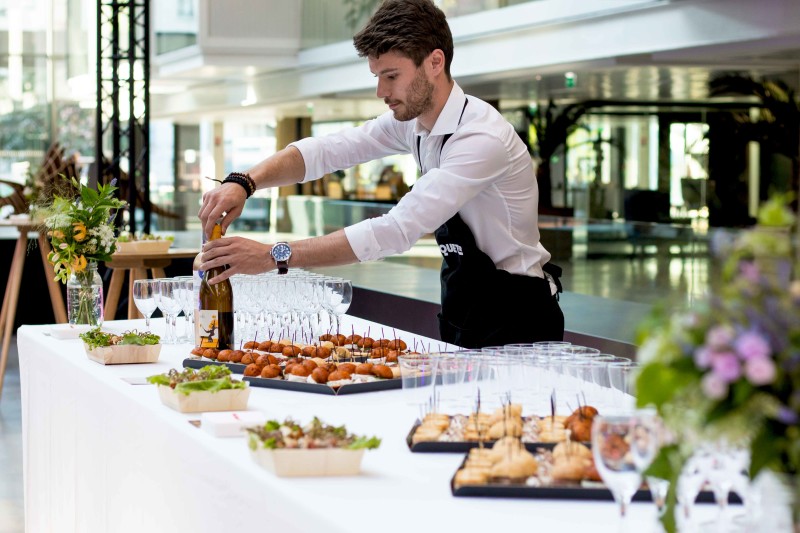 maitre d'hotel sert du vin