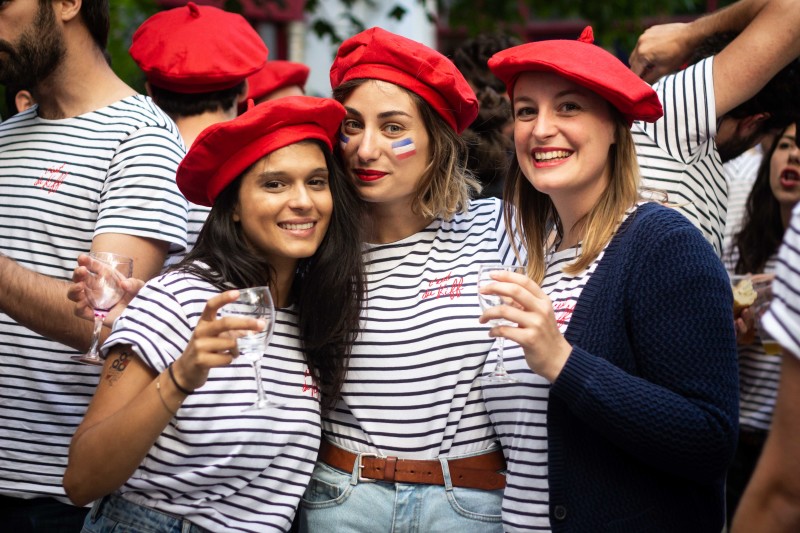 3 femmes en marinière et bérêt rouge
