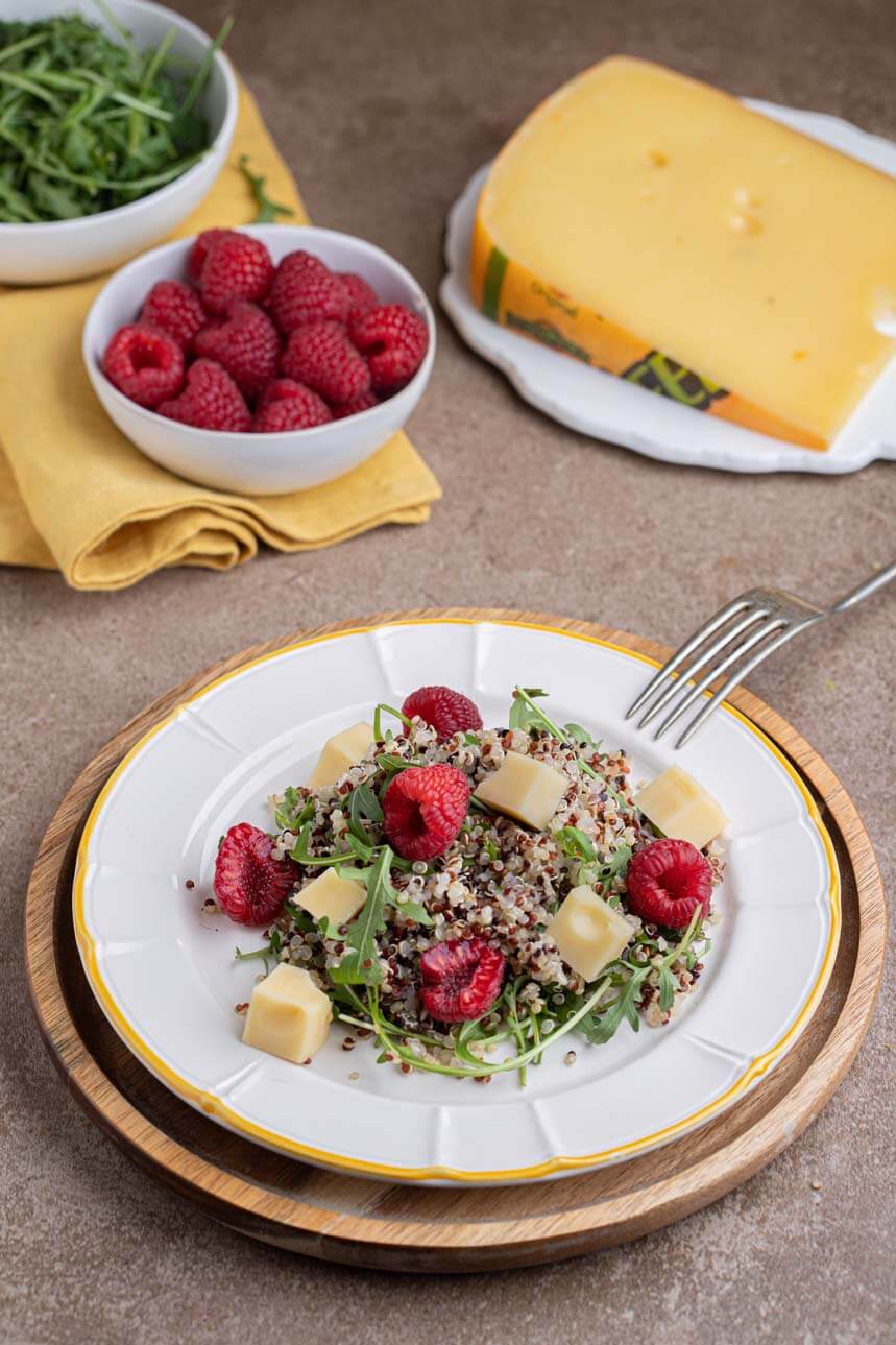 Insalata du quinoa tricolore - Трицветна киноа салата с Leerdammer, рукола и малини