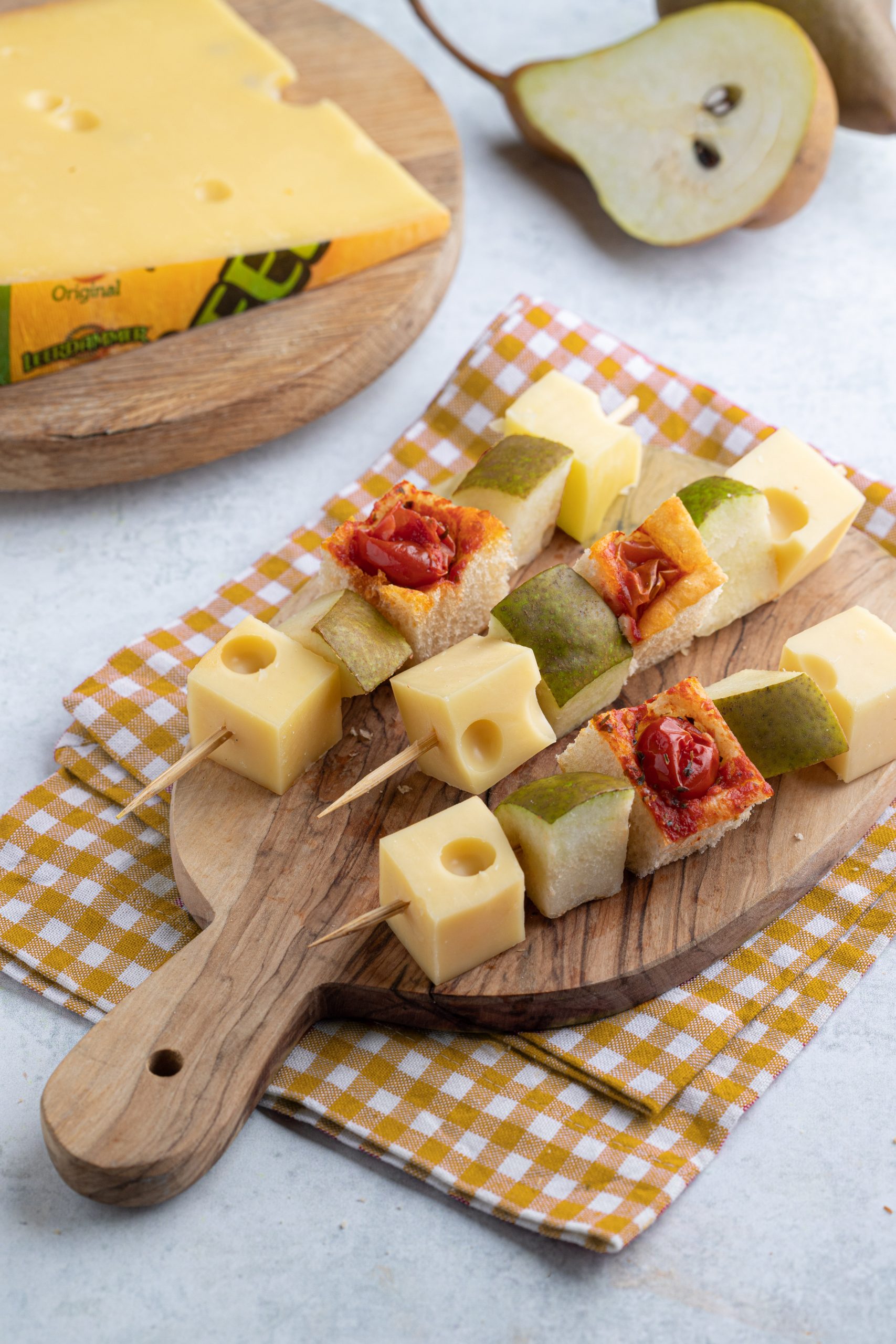 Шишчета с Leerdammer, круши и доматена фокача