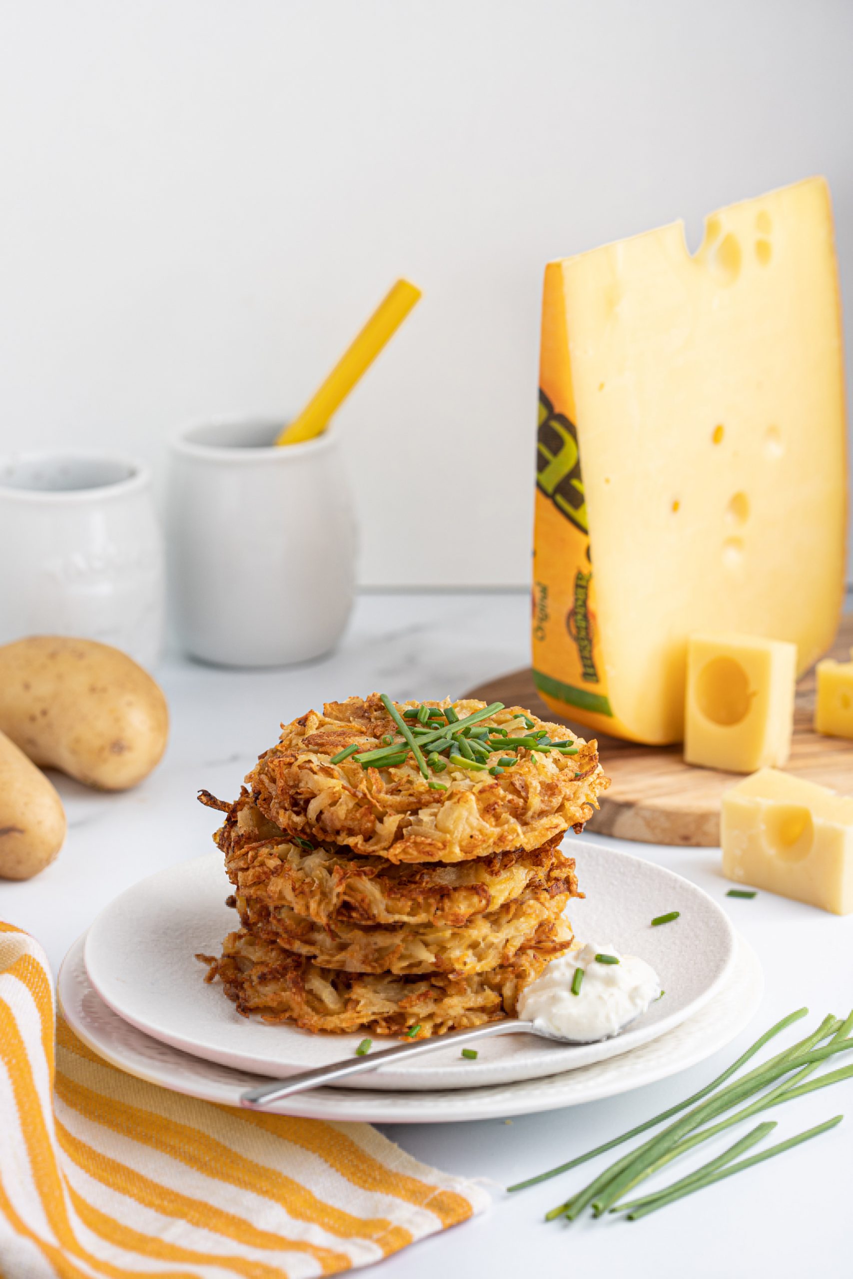 Рьощи от картофи с Leerdammer, кисело мляко и див лук