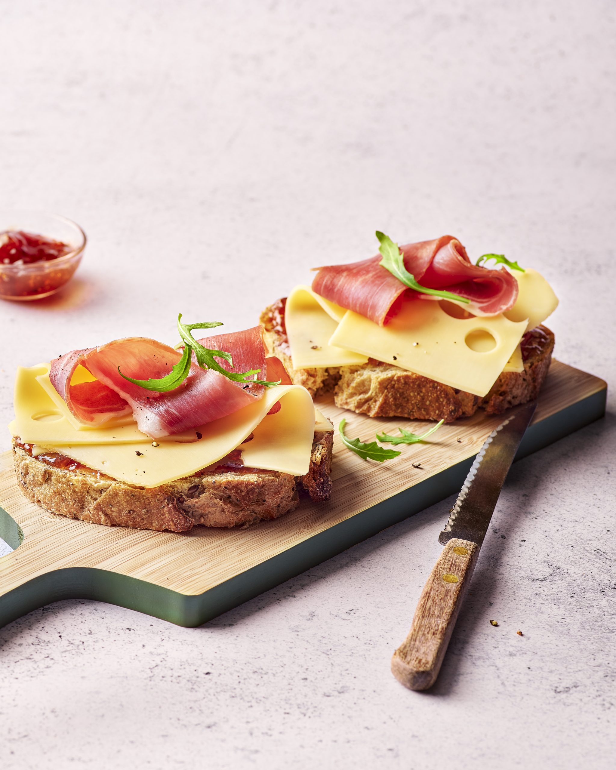 Препечен хляб със смокини и прошуто