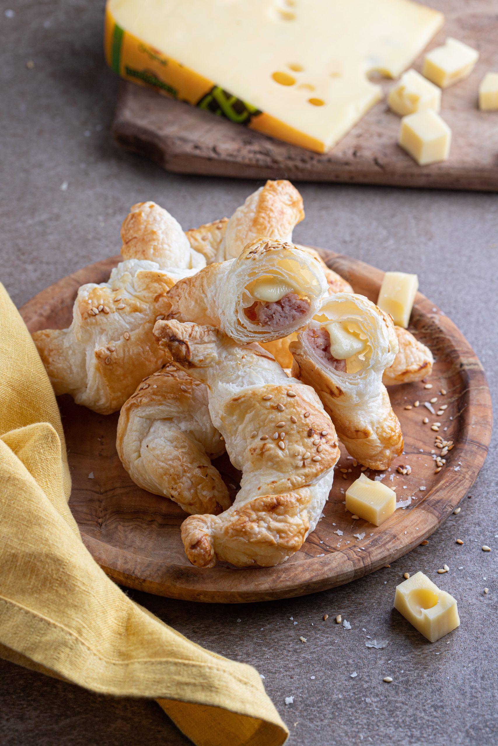 Кроасани с Leerdammer и мус от шунка