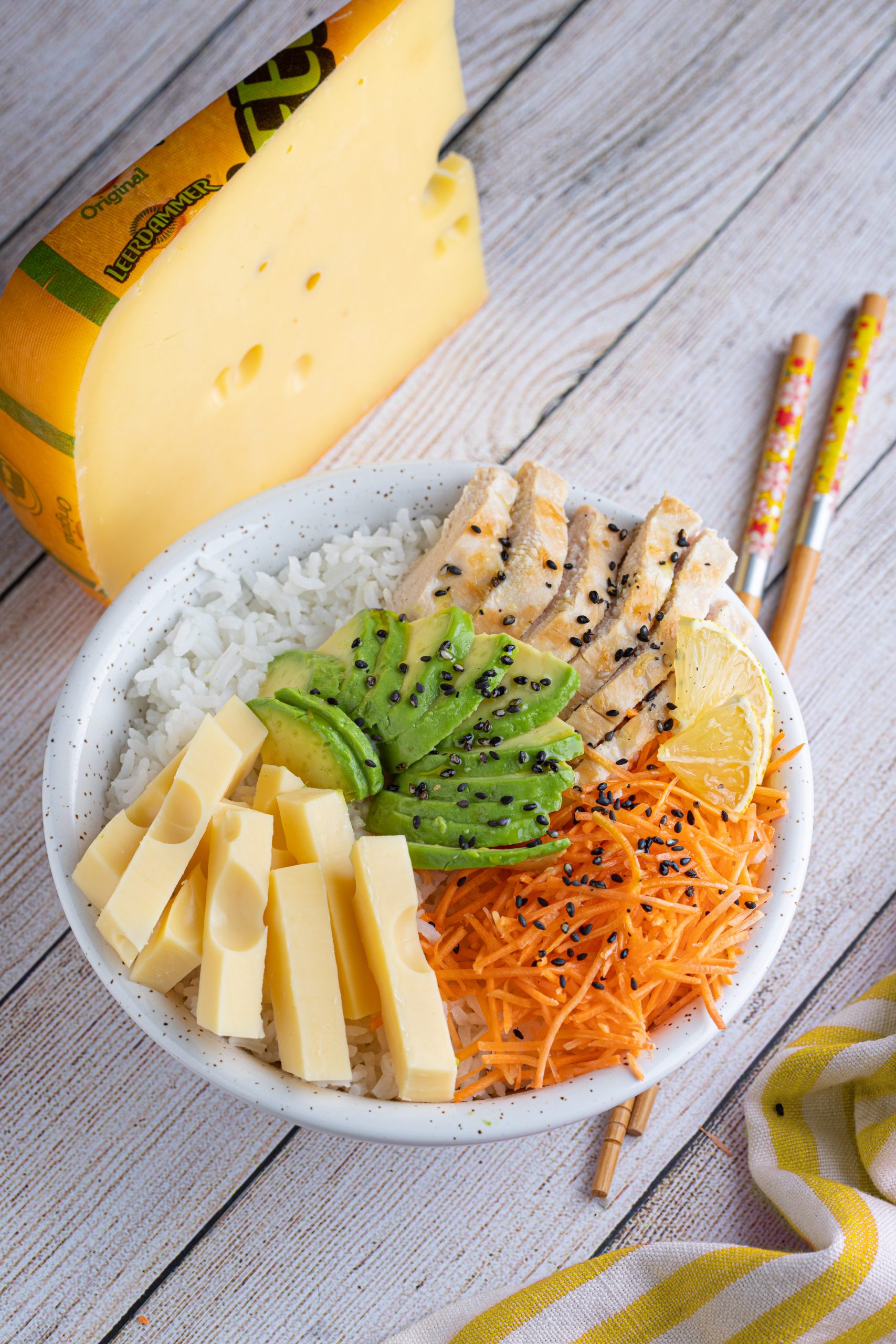 Поке с Leerdammer, гриловано пиле и авокадо